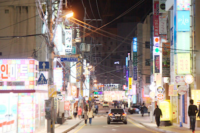 Das erste das uns in Südkorea auffählt, sind die vielen Leuchtreklamen an den Häusern