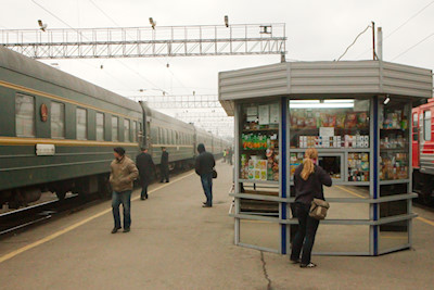 Auf vielen russischen Bahnhöfen gibt es kleine Kioske bei deinen man das wichtigste Kaufen kann