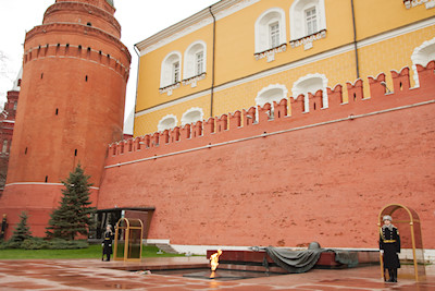 Die Kremlmauern sind sehr hoch, um Vordergrund sieht man das Grab des unbekannten Soldaten