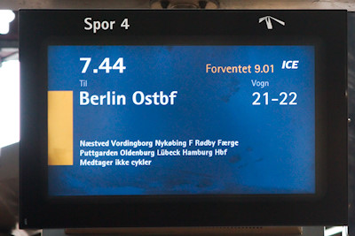 07:44 Uhr sollte unser ICE in Kopenhagen abfahren, jetzt wird 09:01 Uhr angezeigt.
